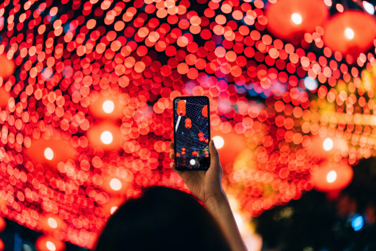 Come creare articolo su un blog - donna fotografa sfondo rosso